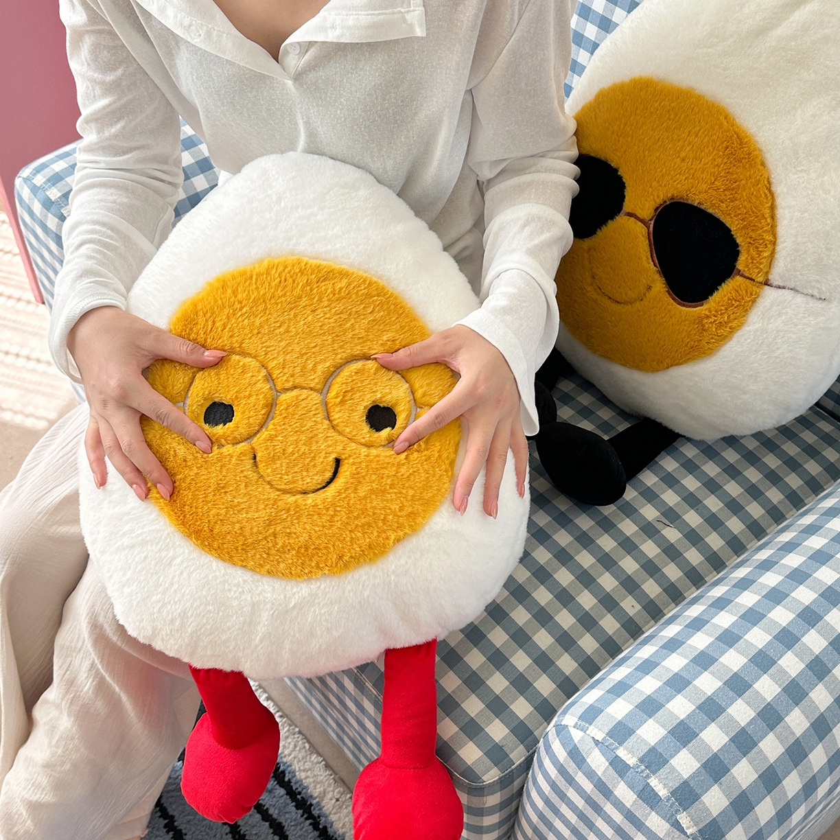 91家纺网 家纺一手货源 找家纺 美茉家居 2025新款蛋仔兔毛绒异形抱枕 斯文蛋仔