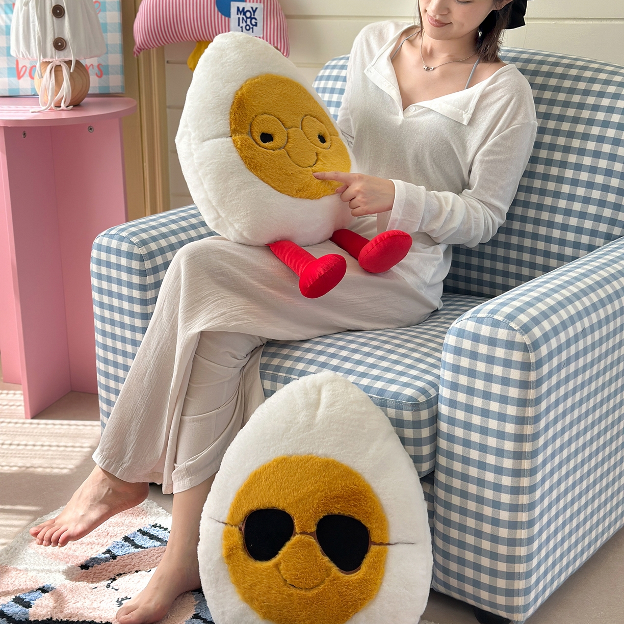 91家纺网 家纺一手货源 找家纺 美茉家居 2025新款蛋仔兔毛绒异形抱枕 斯文蛋仔