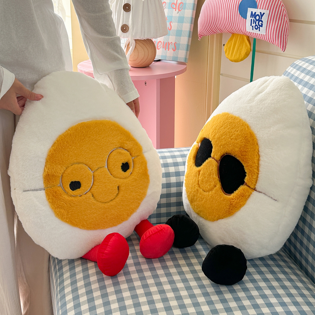 91家纺网 家纺一手货源 找家纺 美茉家居 2025新款蛋仔兔毛绒异形抱枕 斯文蛋仔