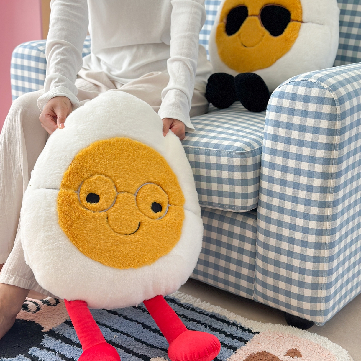 91家纺网 家纺一手货源 找家纺 美茉家居 2025新款蛋仔兔毛绒异形抱枕 斯文蛋仔