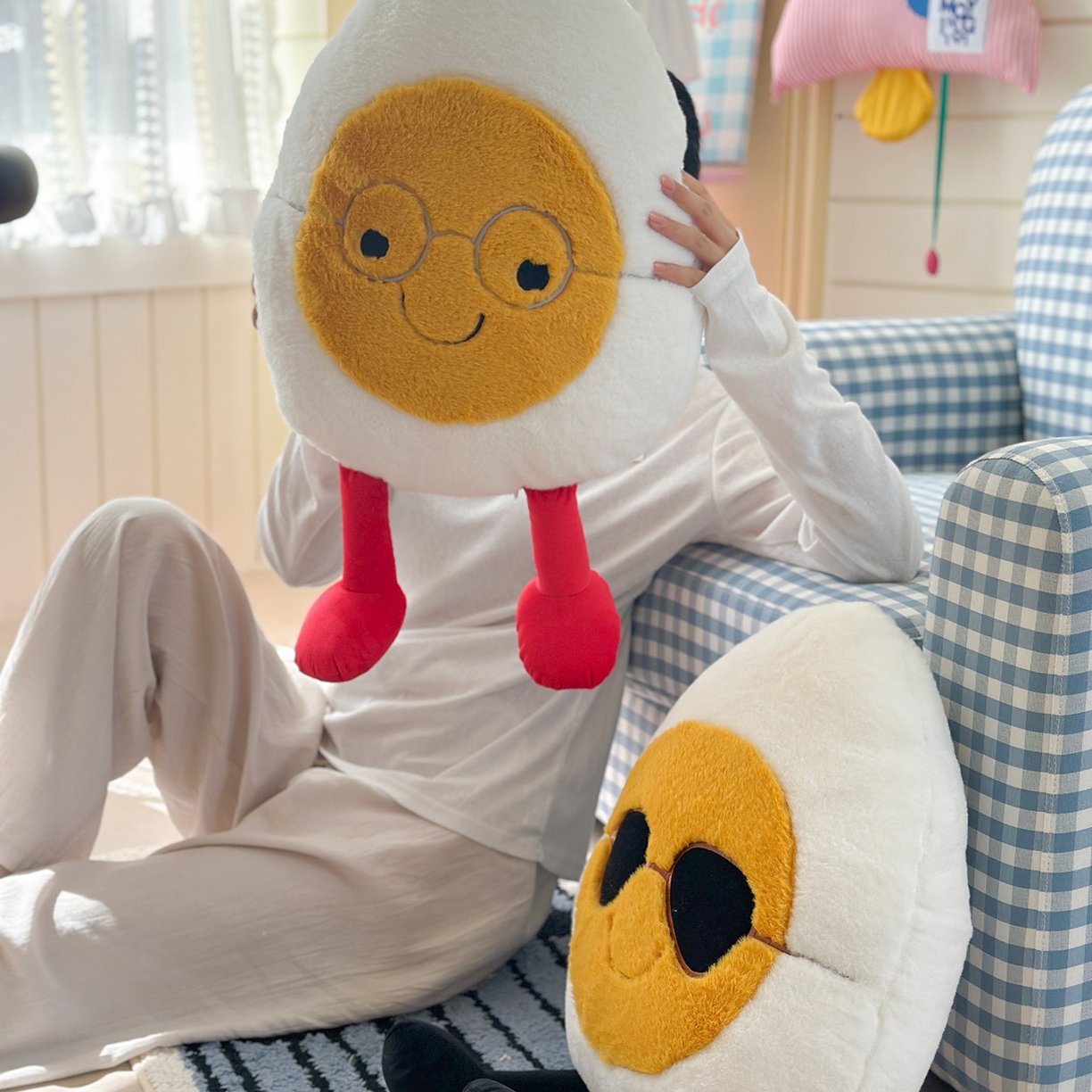 91家纺网 家纺一手货源 找家纺 美茉家居 2025新款蛋仔兔毛绒异形抱枕 斯文蛋仔