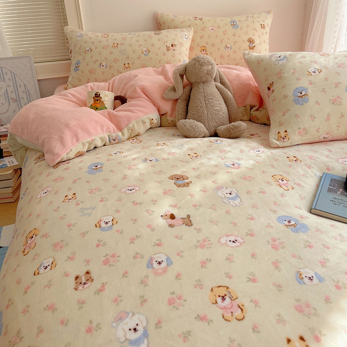 91家纺网 家纺一手货源 找家纺 yyds网供 2025新款萌趣四件套卡通花卉牛奶绒三件套加厚保暖裸睡治愈防静电 迷你旺仔相会