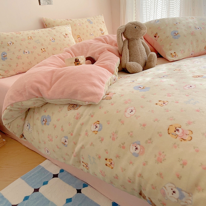 91家纺网 家纺一手货源 找家纺 yyds网供 2025新款萌趣四件套卡通花卉牛奶绒三件套加厚保暖裸睡治愈防静电 迷你旺仔相会