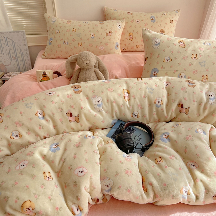 91家纺网 家纺一手货源 找家纺 yyds网供 2025新款萌趣四件套卡通花卉牛奶绒三件套加厚保暖裸睡治愈防静电 迷你旺仔相会