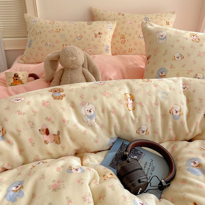 91家纺网 家纺一手货源 找家纺 yyds网供 2025新款萌趣四件套卡通花卉牛奶绒三件套加厚保暖裸睡治愈防静电 迷你旺仔相会