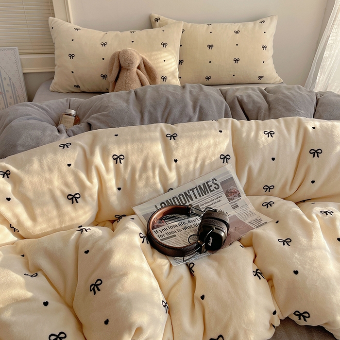 91家纺网 家纺一手货源 找家纺 yyds网供 2025新款萌趣四件套卡通花卉牛奶绒三件套加厚保暖裸睡治愈防静电 甜蜜的蝴蝶结