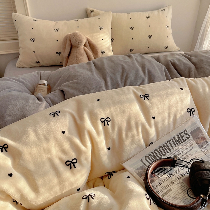 91家纺网 家纺一手货源 找家纺 yyds网供 2025新款萌趣四件套卡通花卉牛奶绒三件套加厚保暖裸睡治愈防静电 甜蜜的蝴蝶结