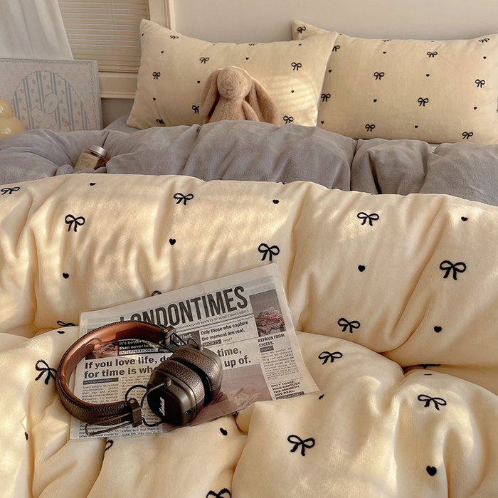 91家纺网 家纺一手货源 找家纺 yyds网供 2025新款萌趣四件套卡通花卉牛奶绒三件套加厚保暖裸睡治愈防静电 甜蜜的蝴蝶结