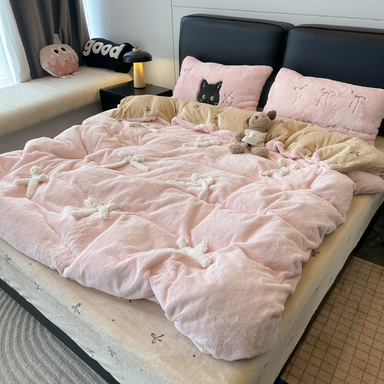 91家纺网 家纺一手货源 找家纺 盼季家纺 2025新款牛奶绒立体蝴蝶结四件套 蝴蝶结牛奶绒-粉咖喵喵