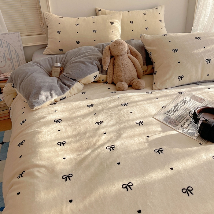 91家纺网 家纺一手货源 找家纺 yyds网供 2025新款萌趣四件套卡通花卉牛奶绒三件套加厚保暖裸睡治愈防静电 甜蜜的蝴蝶结