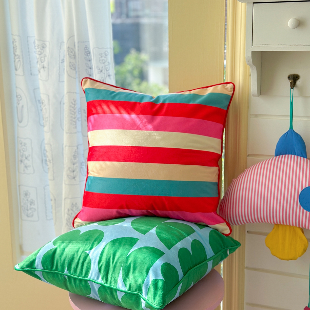 91家纺网 家纺一手货源 找家纺 美茉家居 2025新款荷兰绒丝绒炫彩方枕抱枕 黑白条