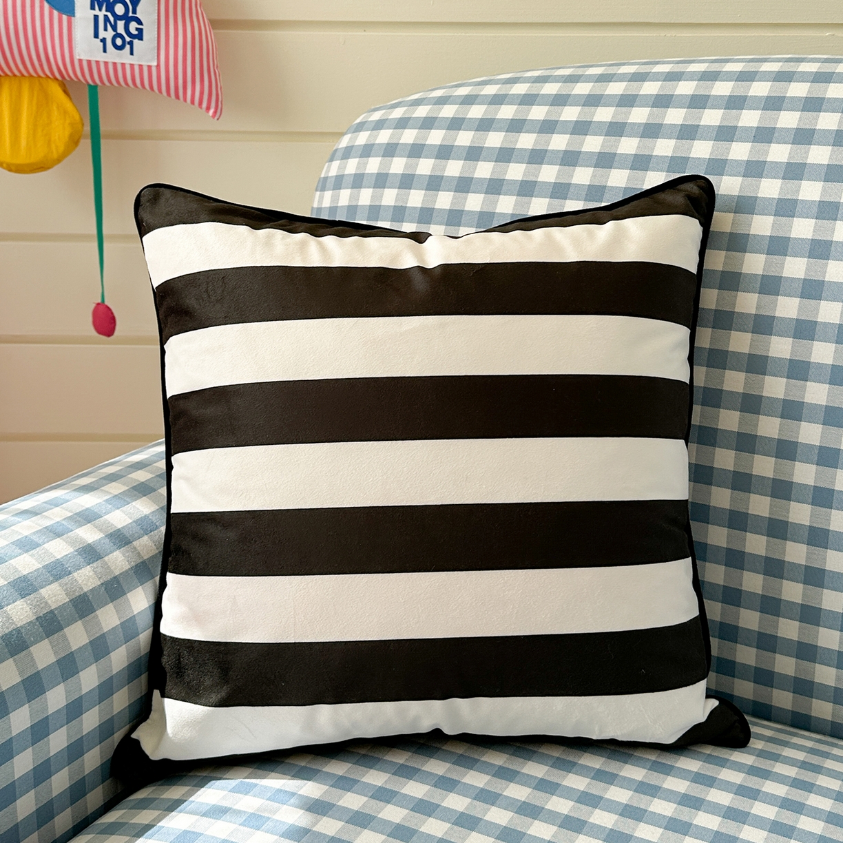 91家纺网 家纺一手货源 找家纺 （总）美茉家居 2025新款荷兰绒丝绒炫彩方枕抱枕