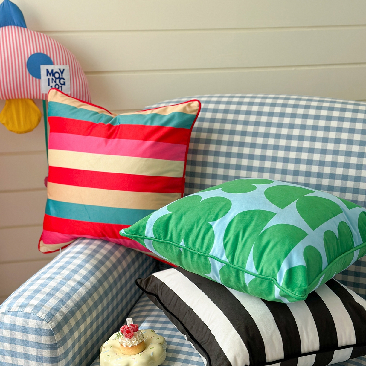 91家纺网 家纺一手货源 找家纺 美茉家居 2025新款荷兰绒丝绒炫彩方枕抱枕 黑白条