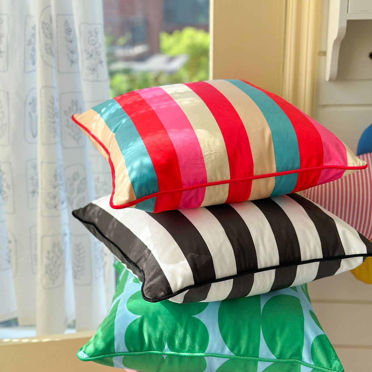 91家纺网 家纺一手货源 找家纺 美茉家居 2025新款荷兰绒丝绒炫彩方枕抱枕 黑白条