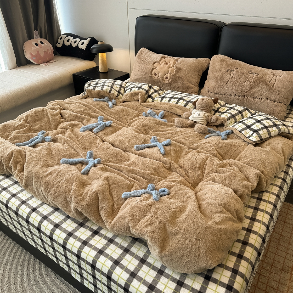 91家纺网 家纺一手货源 找家纺 盼季家纺 2025新款牛奶绒立体蝴蝶结四件套 蝴蝶结牛奶绒-咖咖小熊