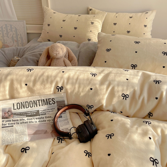 91家纺网 家纺一手货源 找家纺 yyds网供 2025新款萌趣四件套卡通花卉牛奶绒三件套加厚保暖裸睡治愈防静电 甜蜜的蝴蝶结