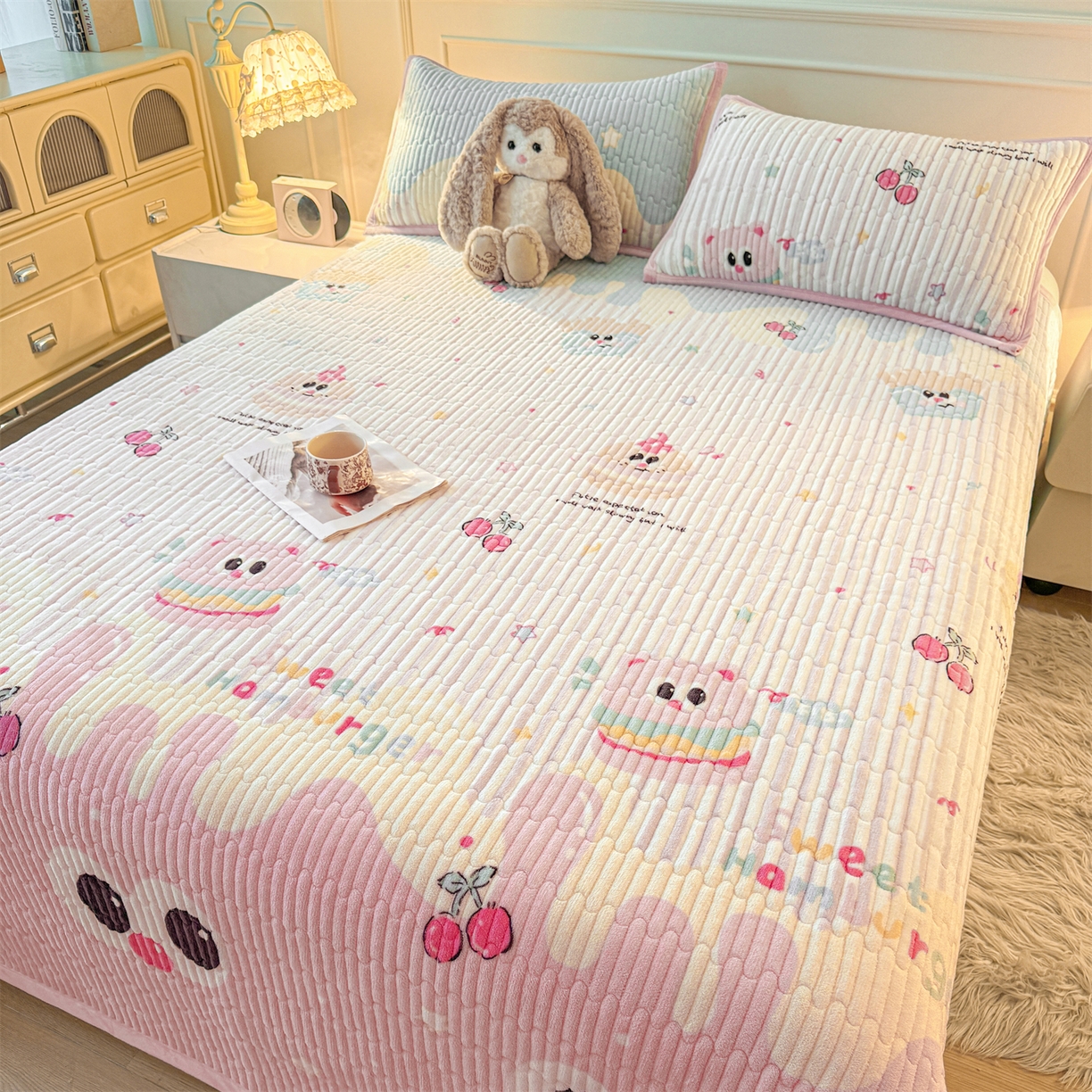91家纺网 家纺一手货源 找家纺 慕木家纺 2025新款高克重牛奶绒小清新印花卡通夹棉单床盖床盖单件（提供买家秀) 牛奶绒床盖-樱桃小猪