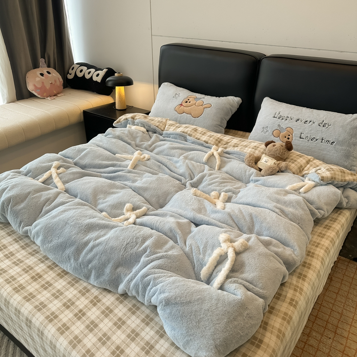 91家纺网 家纺一手货源 找家纺 盼季家纺 2025新款牛奶绒立体蝴蝶结四件套 蝴蝶结牛奶绒-奶蓝小狗