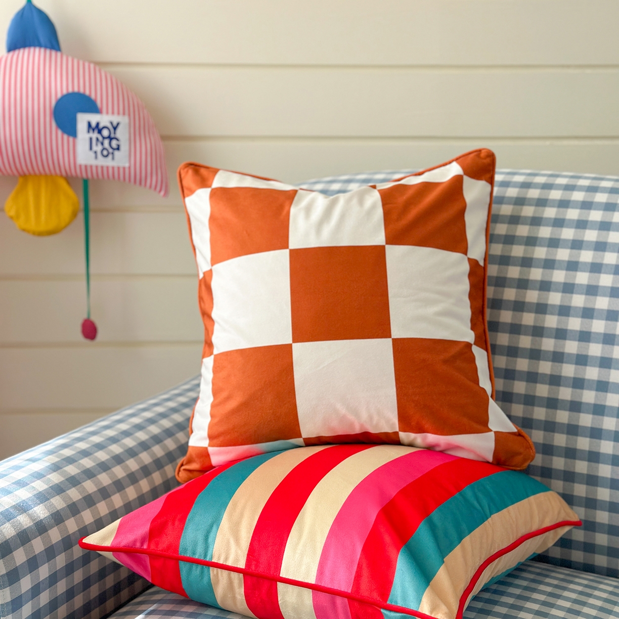 91家纺网 家纺一手货源 找家纺 美茉家居 2025新款荷兰绒丝绒炫彩方枕抱枕 绿四叶