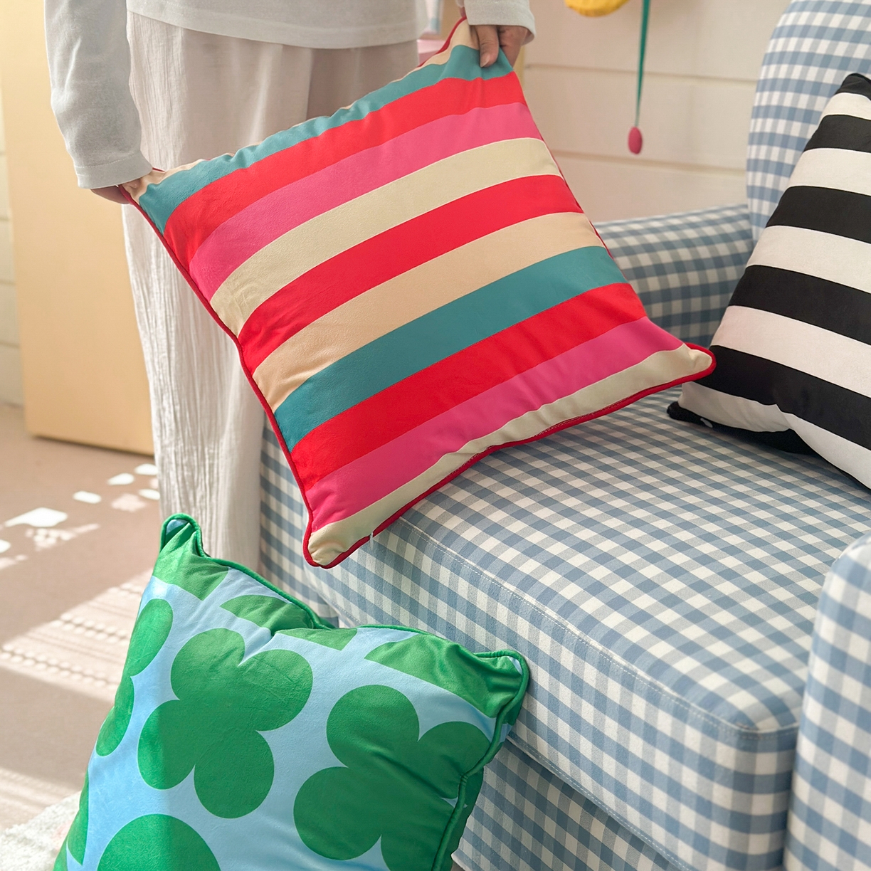 91家纺网 家纺一手货源 找家纺 美茉家居 2025新款荷兰绒丝绒炫彩方枕抱枕 绿四叶