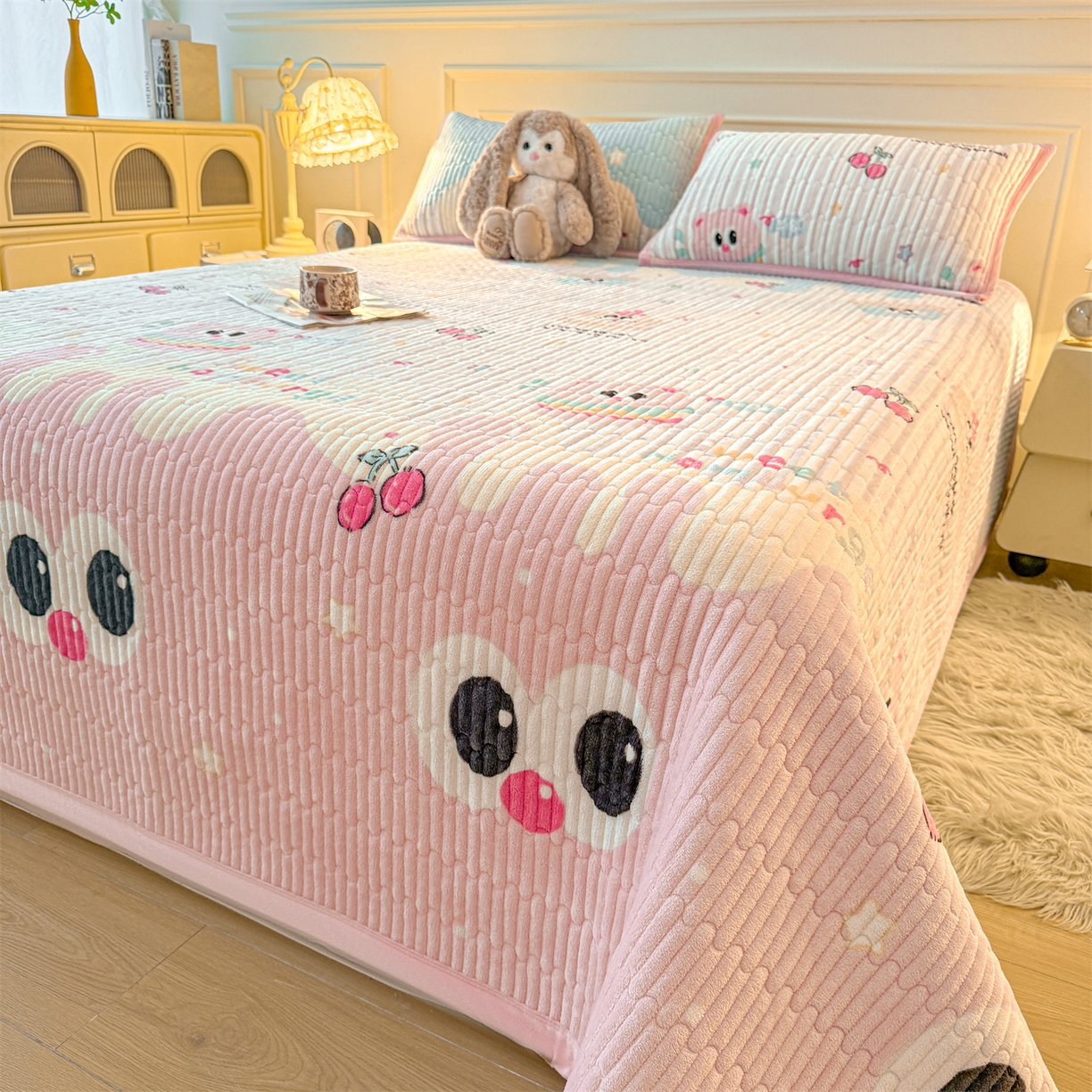 91家纺网 家纺一手货源 找家纺 慕木家纺 2025新款高克重牛奶绒小清新印花卡通夹棉单床盖床盖单件（提供买家秀) 牛奶绒床盖-樱桃小猪