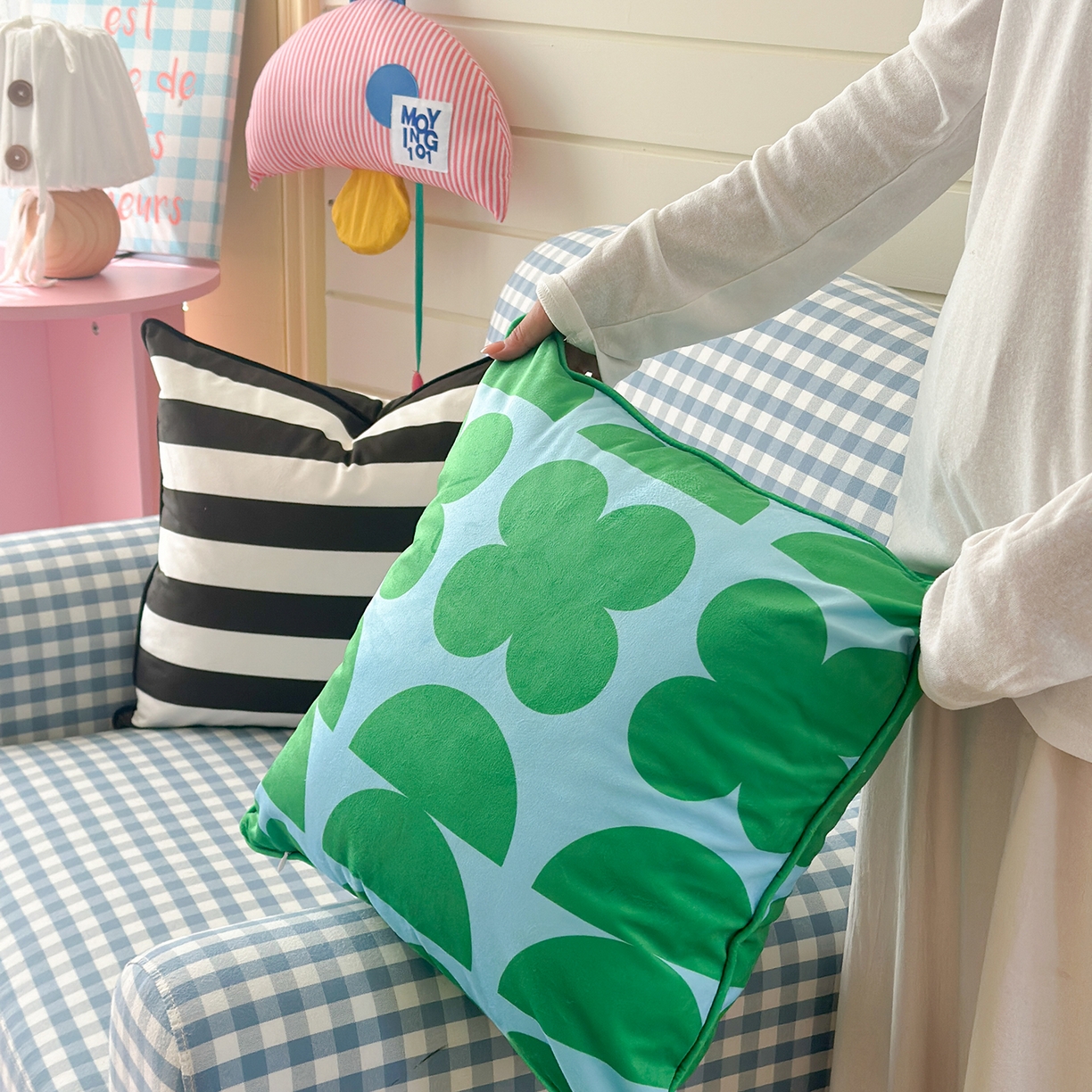 91家纺网 家纺一手货源 找家纺 美茉家居 2025新款荷兰绒丝绒炫彩方枕抱枕 绿四叶