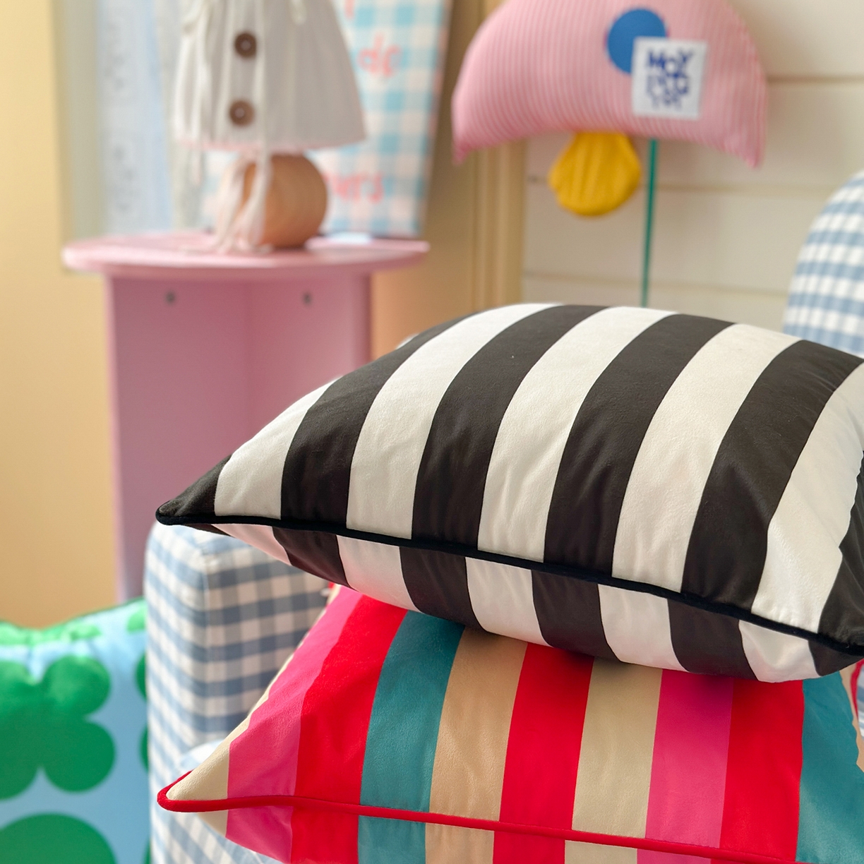 91家纺网 家纺一手货源 找家纺 美茉家居 2025新款荷兰绒丝绒炫彩方枕抱枕 绿四叶