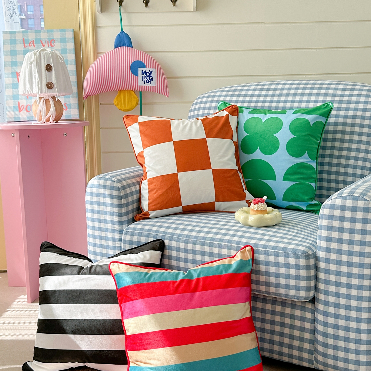 91家纺网 家纺一手货源 找家纺 美茉家居 2025新款荷兰绒丝绒炫彩方枕抱枕 彩虹条