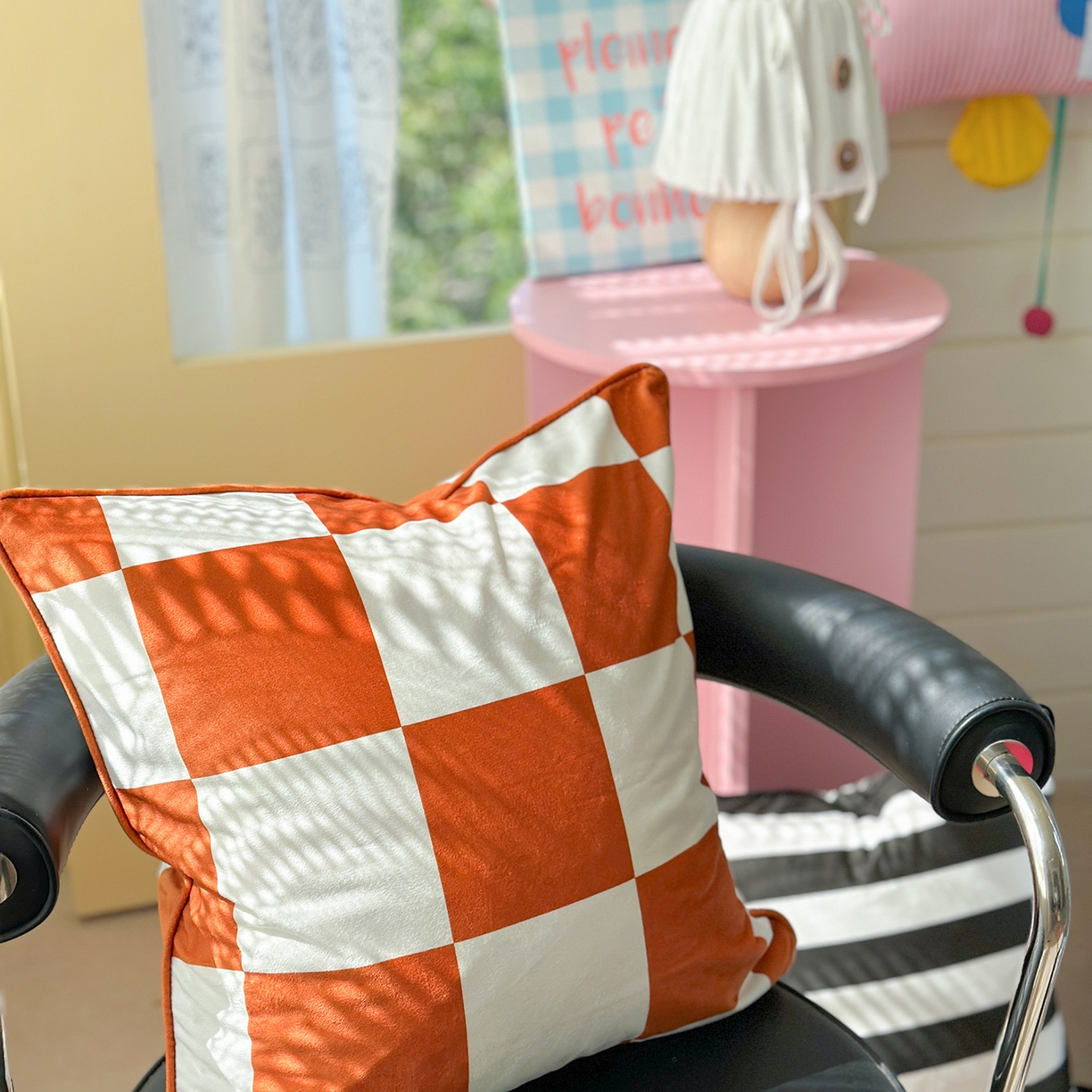 91家纺网 家纺一手货源 找家纺 美茉家居 2025新款荷兰绒丝绒炫彩方枕抱枕 彩虹条