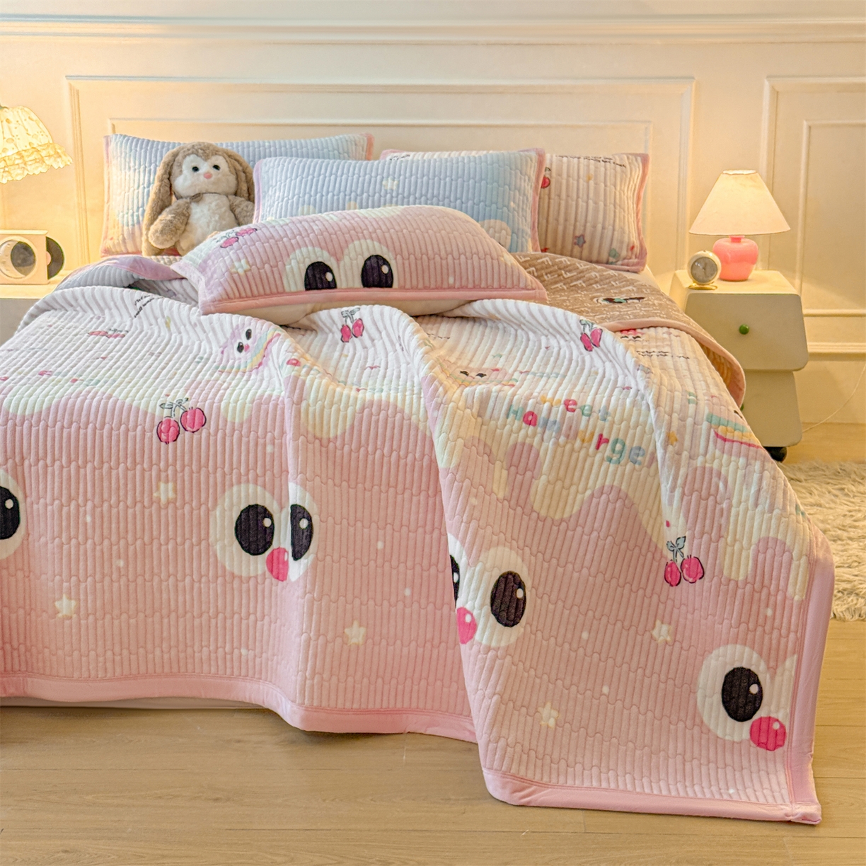 91家纺网 家纺一手货源 找家纺 慕木家纺 2025新款高克重牛奶绒小清新印花卡通夹棉单床盖床盖单件（提供买家秀) 牛奶绒床盖-樱桃小猪