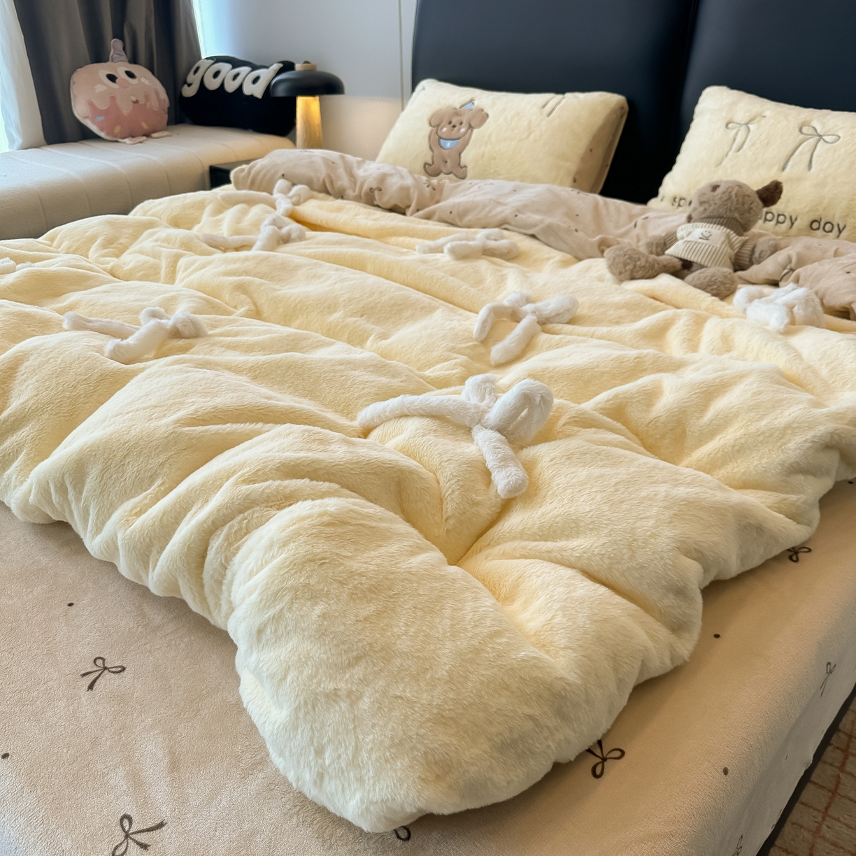 91家纺网 家纺一手货源 找家纺 盼季家纺 2025新款牛奶绒立体蝴蝶结四件套 蝴蝶结牛奶绒-芝士小熊