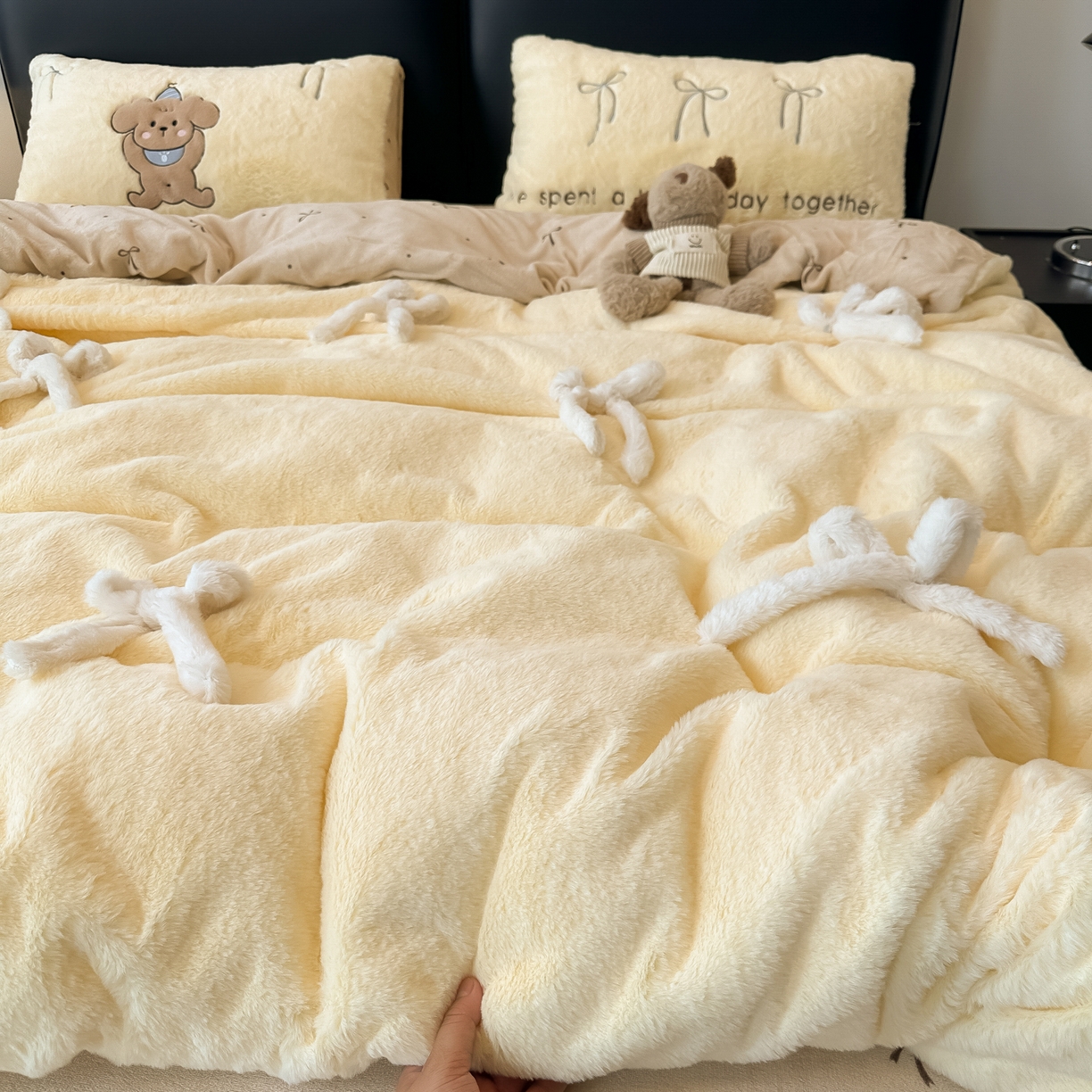 91家纺网 家纺一手货源 找家纺 盼季家纺 2025新款牛奶绒立体蝴蝶结四件套 蝴蝶结牛奶绒-芝士小熊