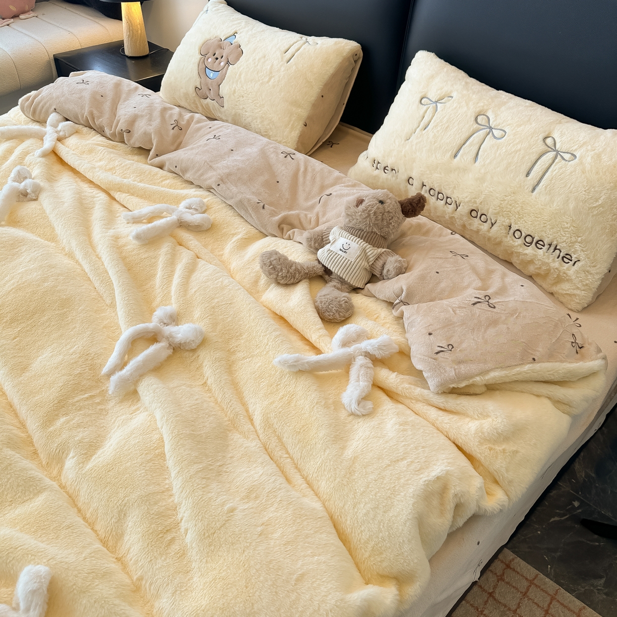 91家纺网 家纺一手货源 找家纺 盼季家纺 2025新款牛奶绒立体蝴蝶结四件套 蝴蝶结牛奶绒-芝士小熊