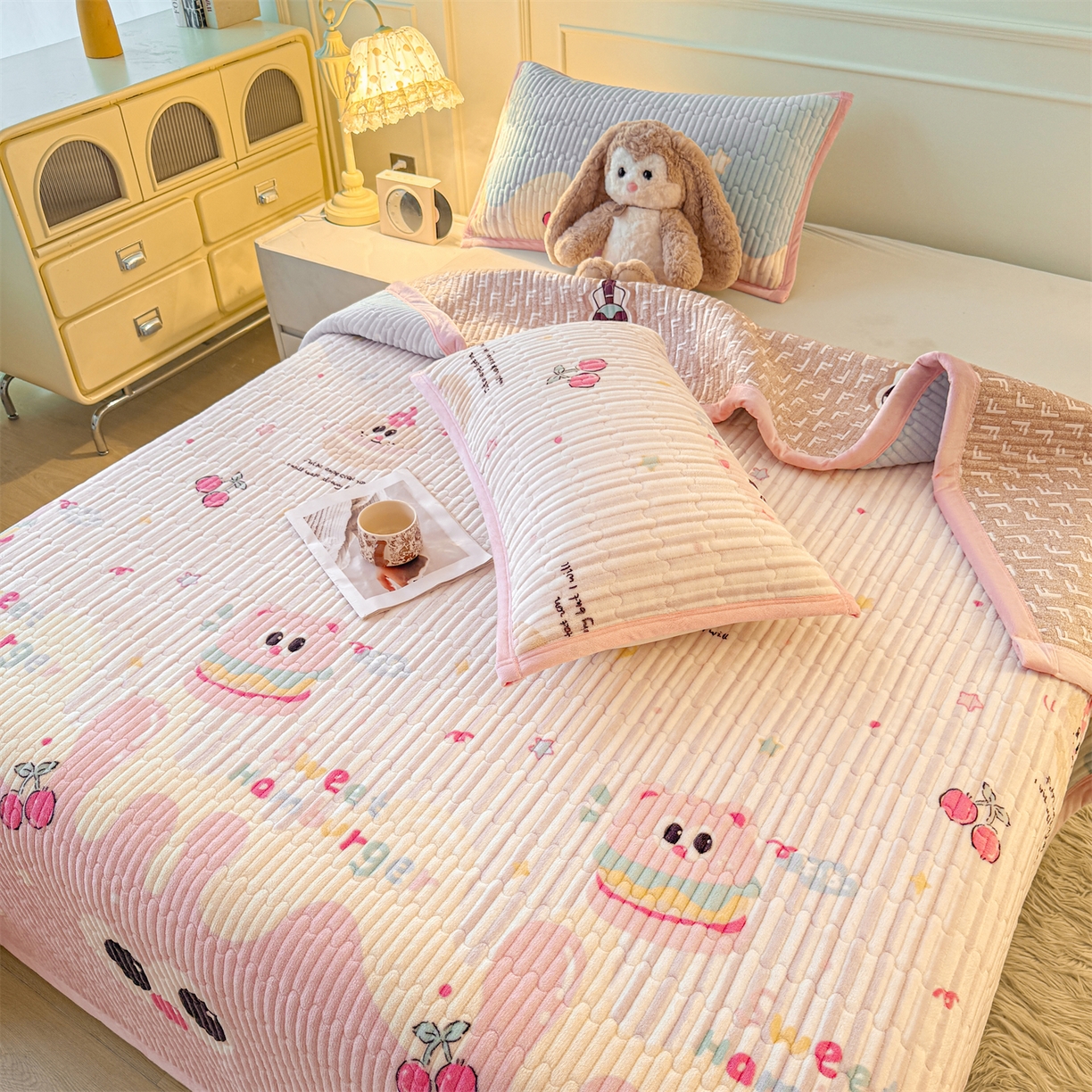 91家纺网 家纺一手货源 找家纺 慕木家纺 2025新款高克重牛奶绒小清新印花卡通夹棉单床盖床盖单件（提供买家秀) 牛奶绒床盖-樱桃小猪