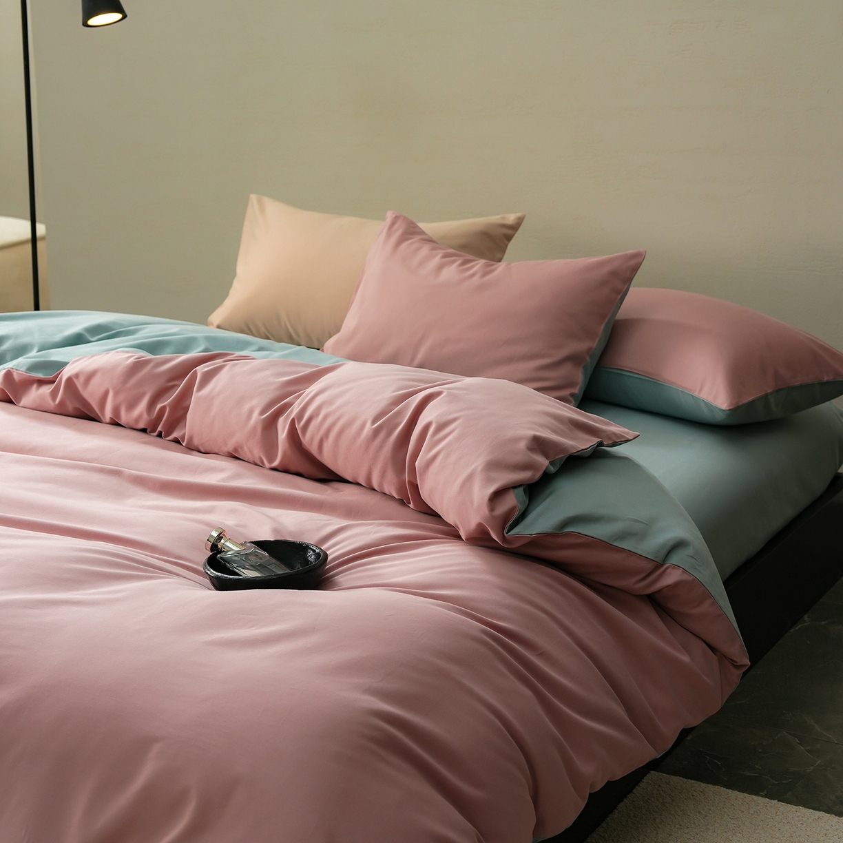 91家纺网 家纺一手货源 找家纺 禾时 2025新款A类全棉贡缎磨毛纯色四件套（礼盒包装）-风格1 紫黛