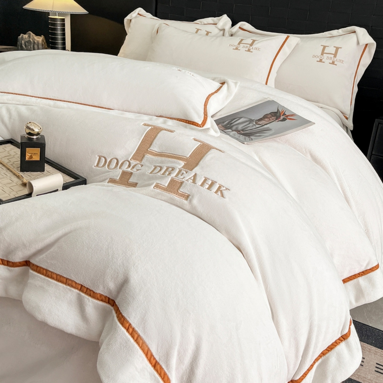 91家纺网 家纺一手货源 找家纺 （总）露梦家纺 2025新款A类牛奶绒工艺款刺绣四件套-艾伦系列（提供买家秀）