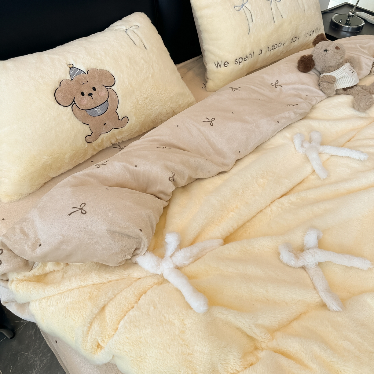 91家纺网 家纺一手货源 找家纺 盼季家纺 2025新款牛奶绒立体蝴蝶结四件套 蝴蝶结牛奶绒-芝士小熊