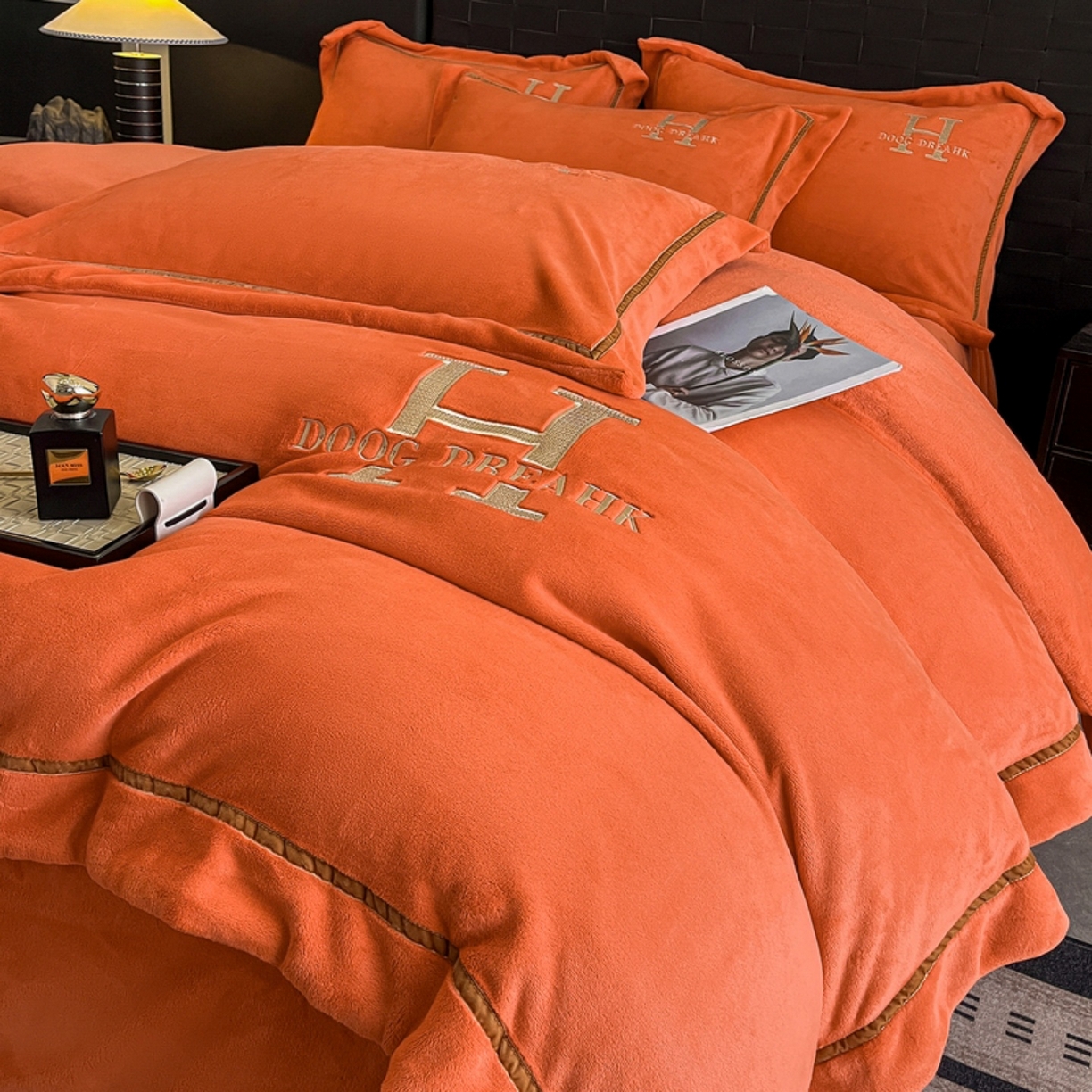 91家纺网 家纺一手货源 找家纺 （总）露梦家纺 2025新款A类牛奶绒工艺款刺绣四件套-艾伦系列（提供买家秀）