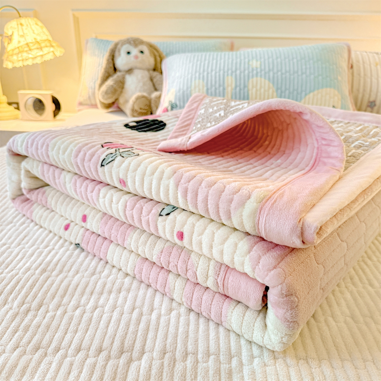 91家纺网 家纺一手货源 找家纺 慕木家纺 2025新款高克重牛奶绒小清新印花卡通夹棉单床盖床盖单件（提供买家秀) 牛奶绒床盖-樱桃小猪