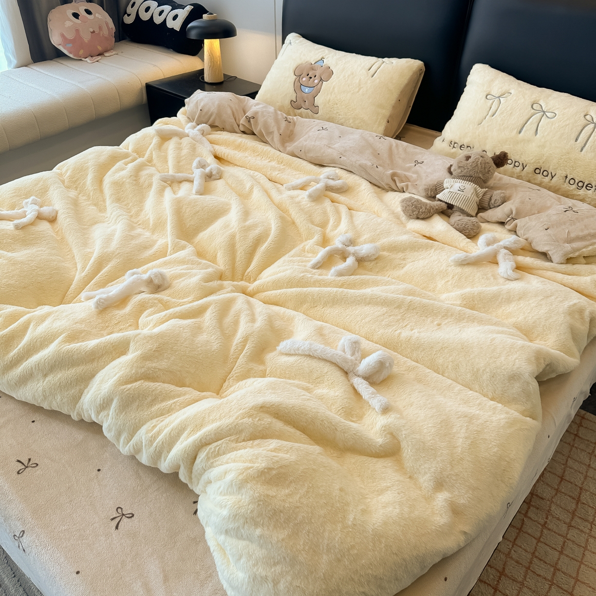 91家纺网 家纺一手货源 找家纺 盼季家纺 2025新款牛奶绒立体蝴蝶结四件套 蝴蝶结牛奶绒-芝士小熊