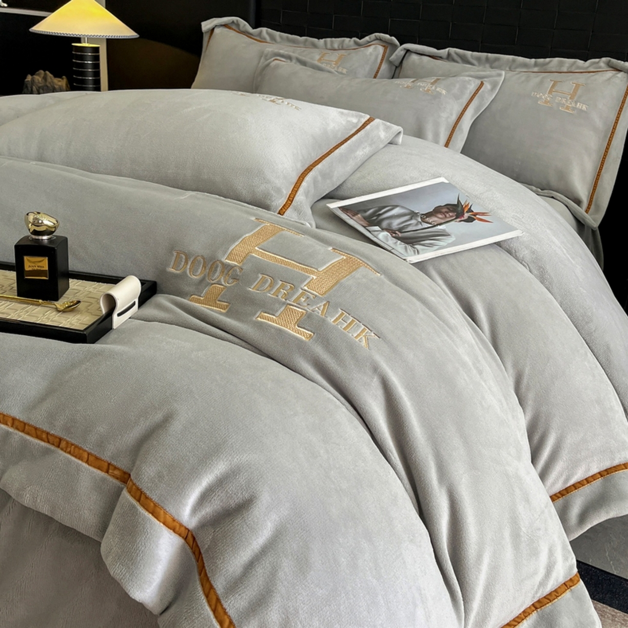 91家纺网 家纺一手货源 找家纺 （总）露梦家纺 2025新款A类牛奶绒工艺款刺绣四件套-艾伦系列（提供买家秀）