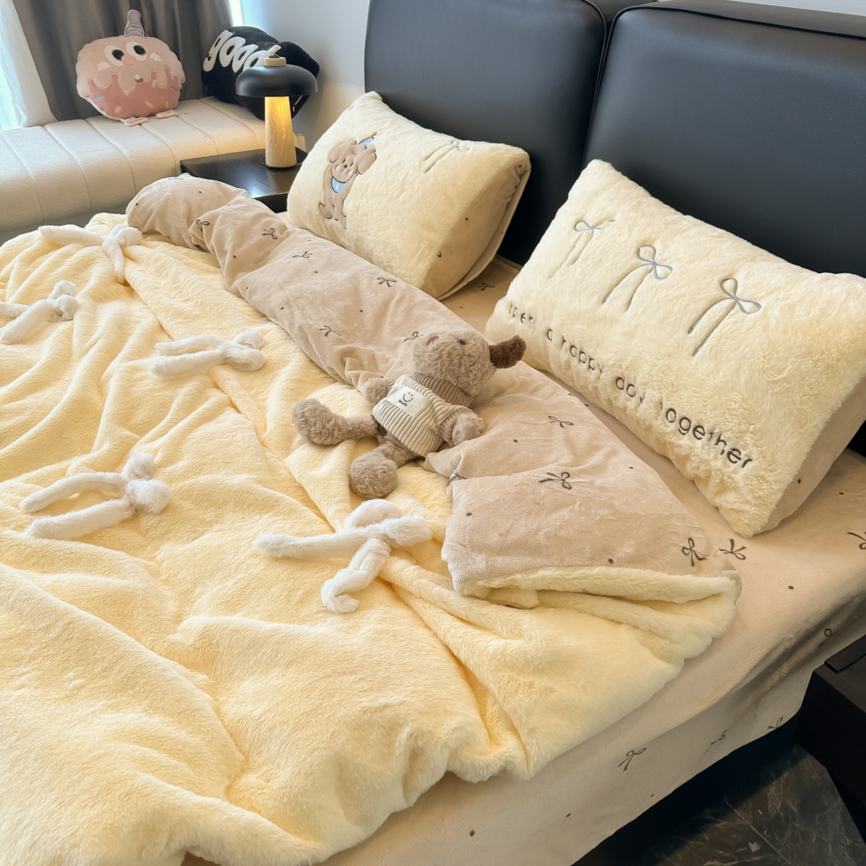 91家纺网 家纺一手货源 找家纺 盼季家纺 2025新款牛奶绒立体蝴蝶结四件套 蝴蝶结牛奶绒-芝士小熊