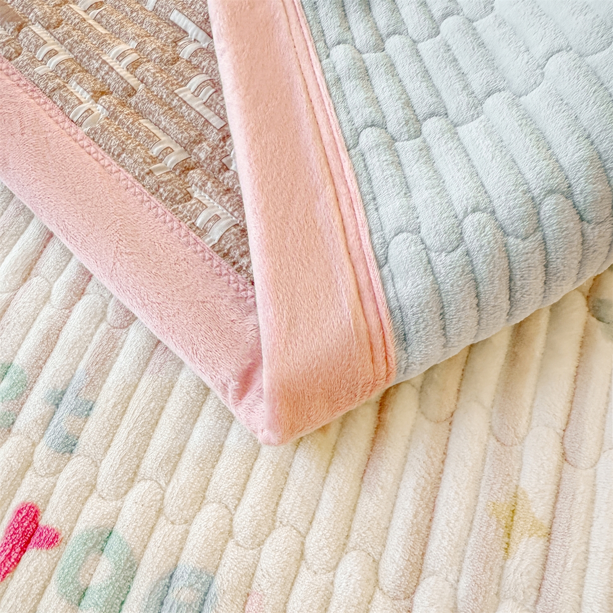 91家纺网 家纺一手货源 找家纺 慕木家纺 2025新款高克重牛奶绒小清新印花卡通夹棉单床盖床盖单件（提供买家秀) 牛奶绒床盖-樱桃小猪