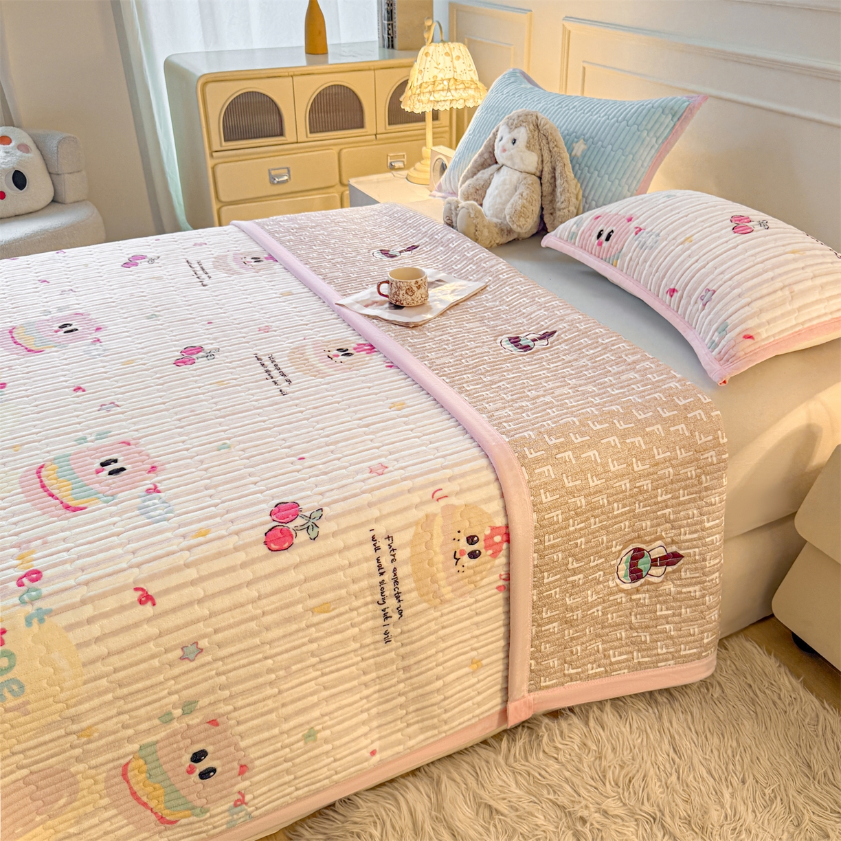 91家纺网 家纺一手货源 找家纺 慕木家纺 2025新款高克重牛奶绒小清新印花卡通夹棉单床盖床盖单件（提供买家秀) 牛奶绒床盖-樱桃小猪