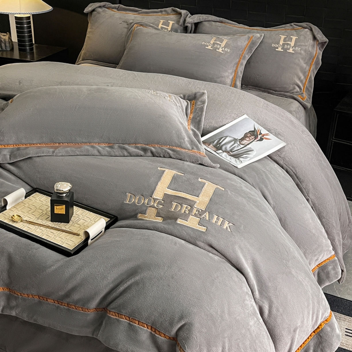 91家纺网 家纺一手货源 找家纺 （总）露梦家纺 2025新款A类牛奶绒工艺款刺绣四件套-艾伦系列（提供买家秀）