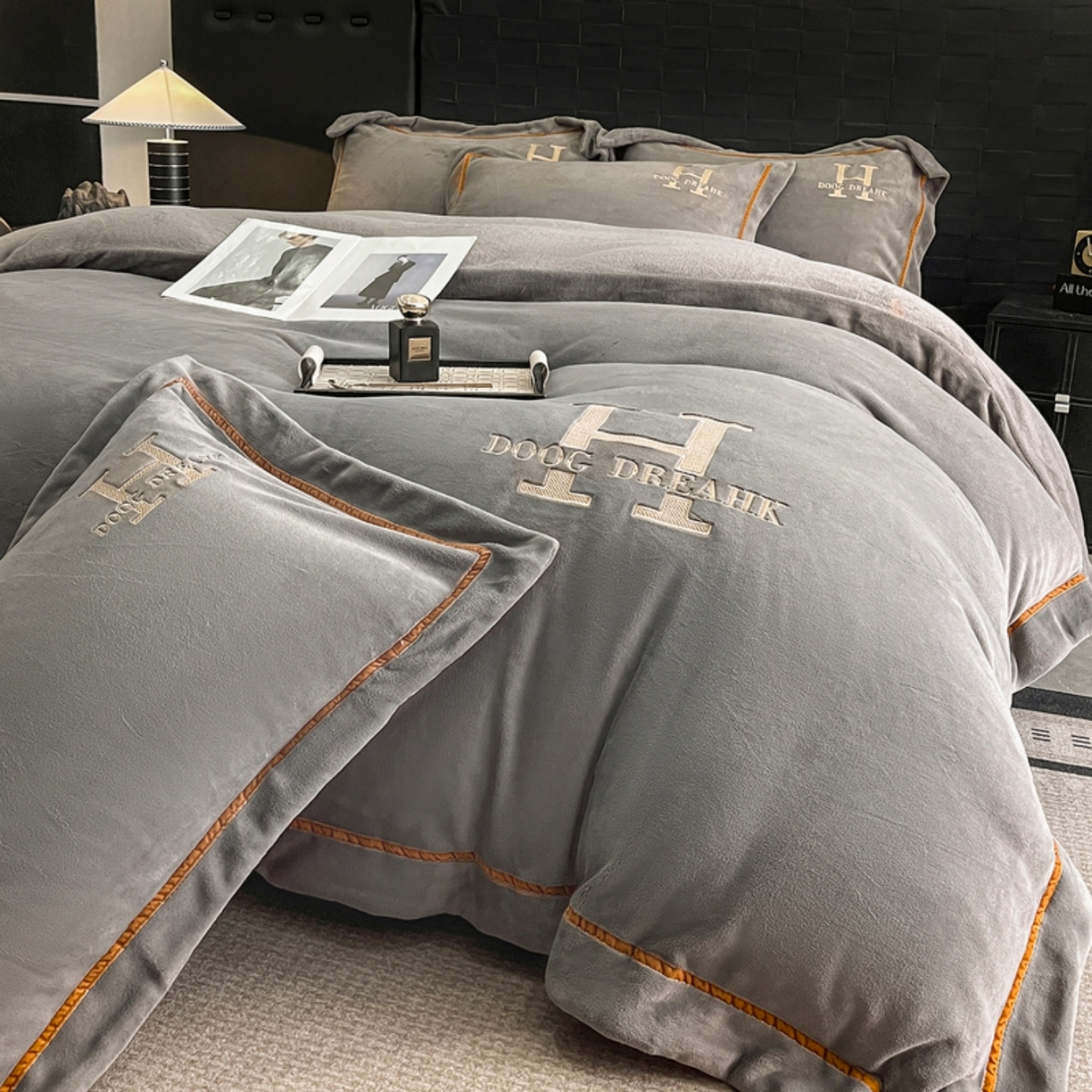 91家纺网 家纺一手货源 找家纺 （总）露梦家纺 2025新款A类牛奶绒工艺款刺绣四件套-艾伦系列（提供买家秀）