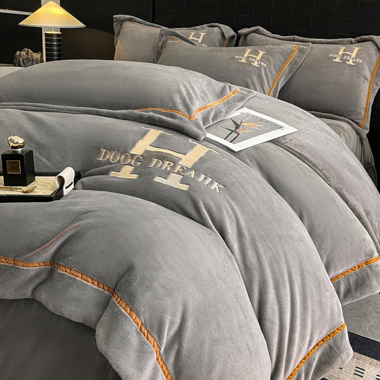 91家纺网 家纺一手货源 找家纺 （总）露梦家纺 2025新款A类牛奶绒工艺款刺绣四件套-艾伦系列（提供买家秀）