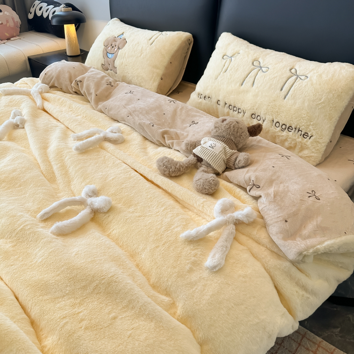 91家纺网 家纺一手货源 找家纺 盼季家纺 2025新款牛奶绒立体蝴蝶结四件套 蝴蝶结牛奶绒-芝士小熊