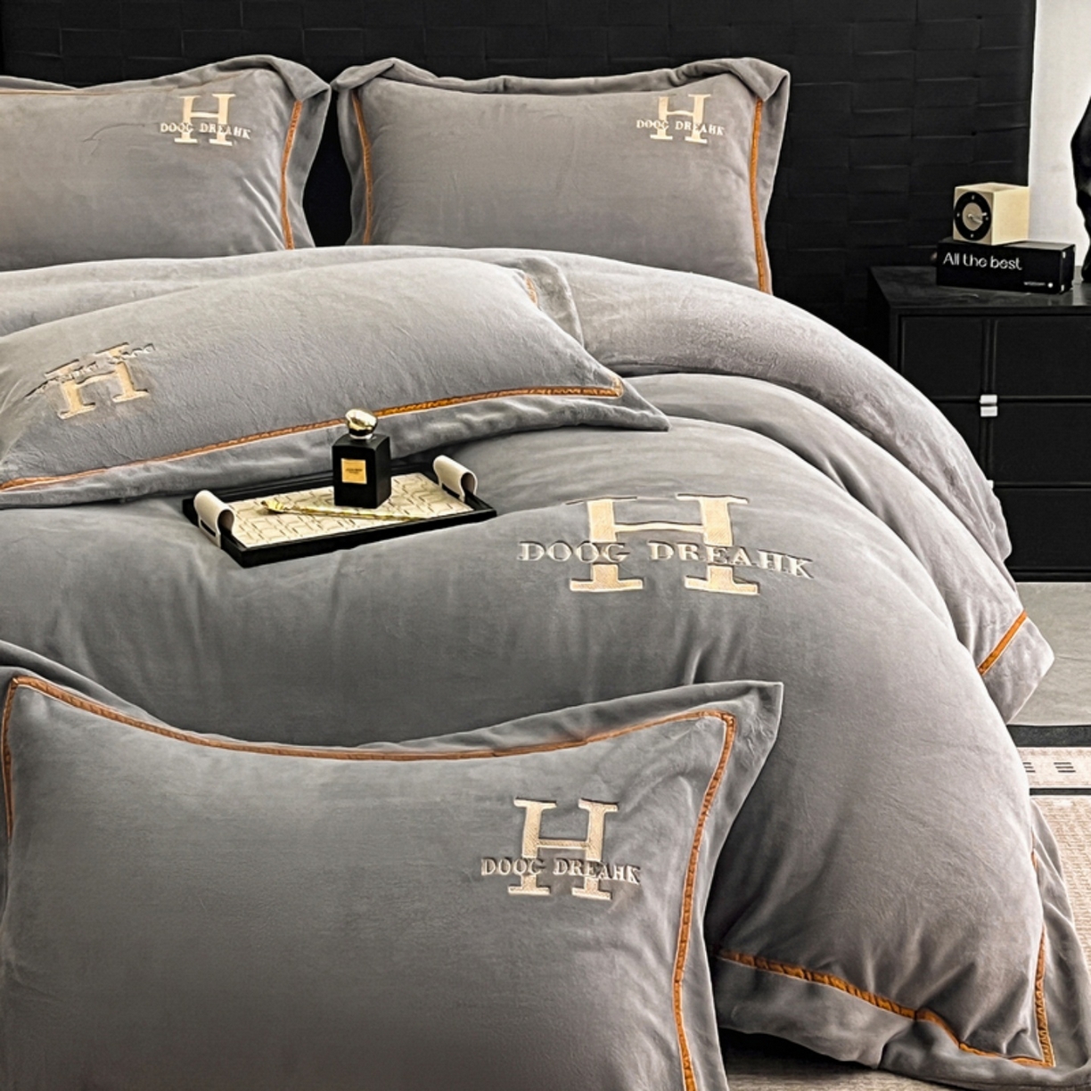 91家纺网 家纺一手货源 找家纺 （总）露梦家纺 2025新款A类牛奶绒工艺款刺绣四件套-艾伦系列（提供买家秀）