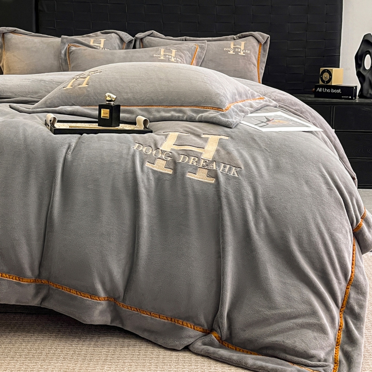 91家纺网 家纺一手货源 找家纺 （总）露梦家纺 2025新款A类牛奶绒工艺款刺绣四件套-艾伦系列（提供买家秀）